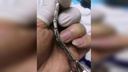 手表蝴蝶结扣子怎么扣